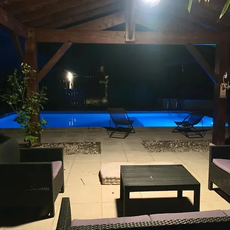 Petit Dans Les Bois Avec Piscine Privative * Saint-Jean-d'Estissac